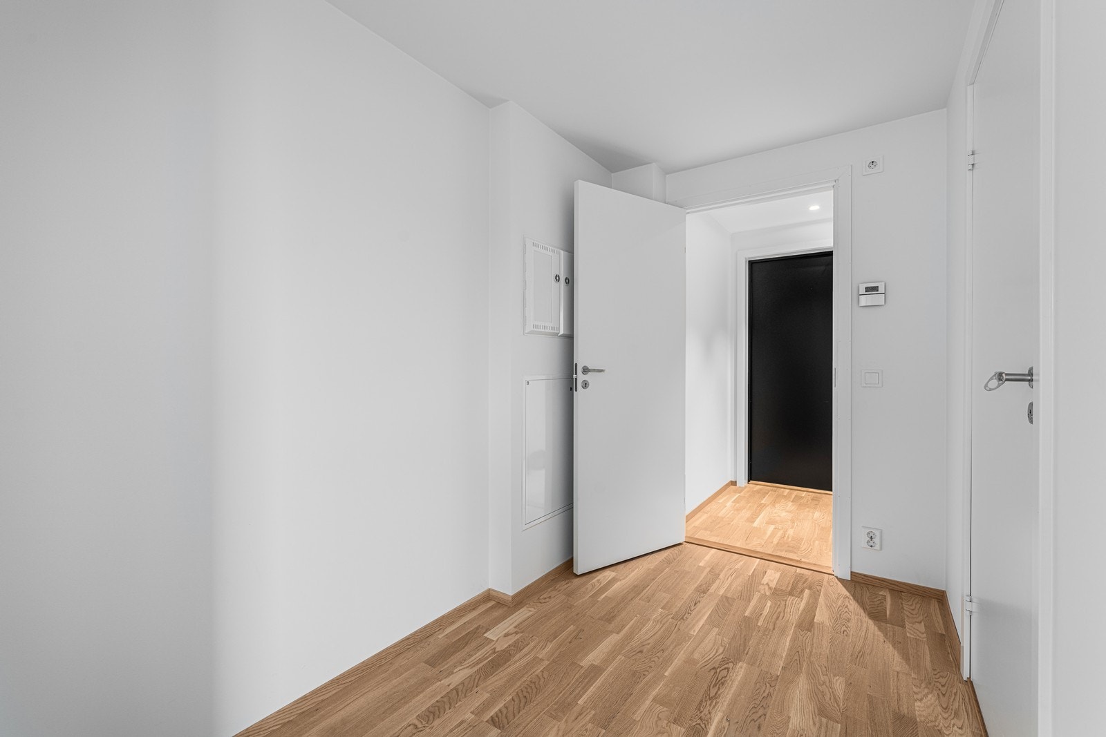 Fra entré kommer man inn i en gang hvor det er ytterligere plass for skap/kommode. Galleribilde