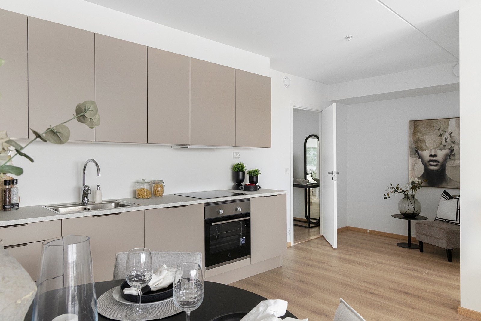 Lyst kjøkken som gir en god romfølelse. Galleribilde