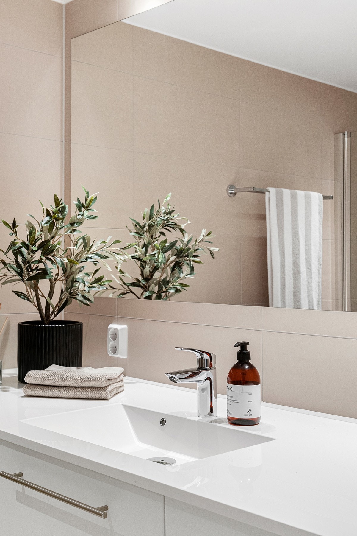 Baderomsinnredning består av servant i porselen. Galleribilde