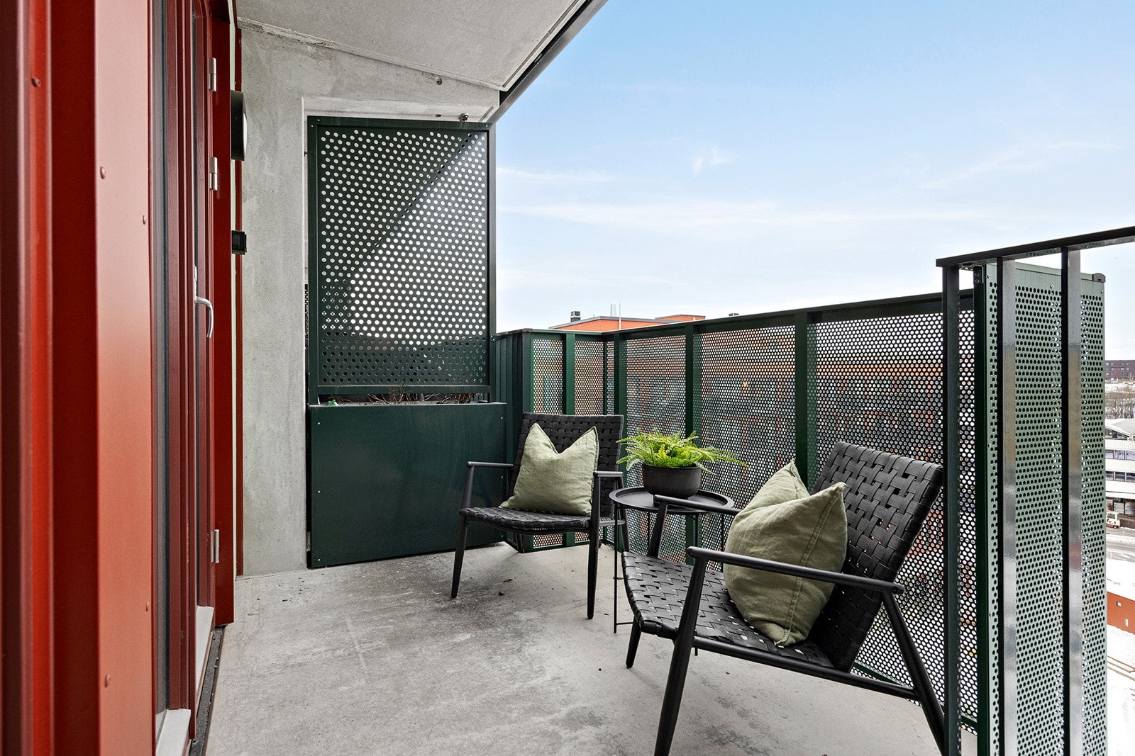 Hyggelig sørvendt balkong på 6 kvm med plass til sittegruppe og grill! Balkongen har stikkontakt og belysning. Galleribilde