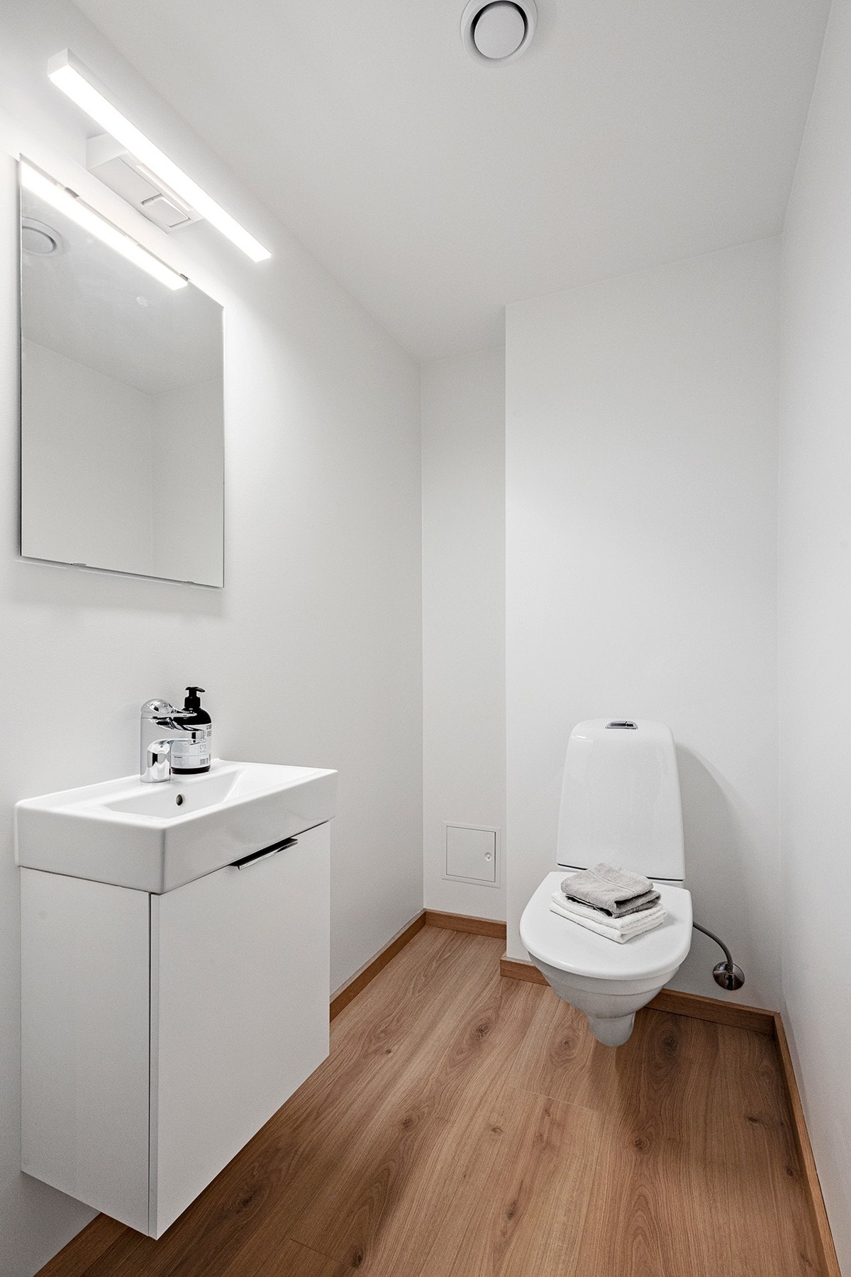 Praktisk separat toalettrom tilknyttet entreen, med toalett og servant. Perfekt for gjester. Galleribilde