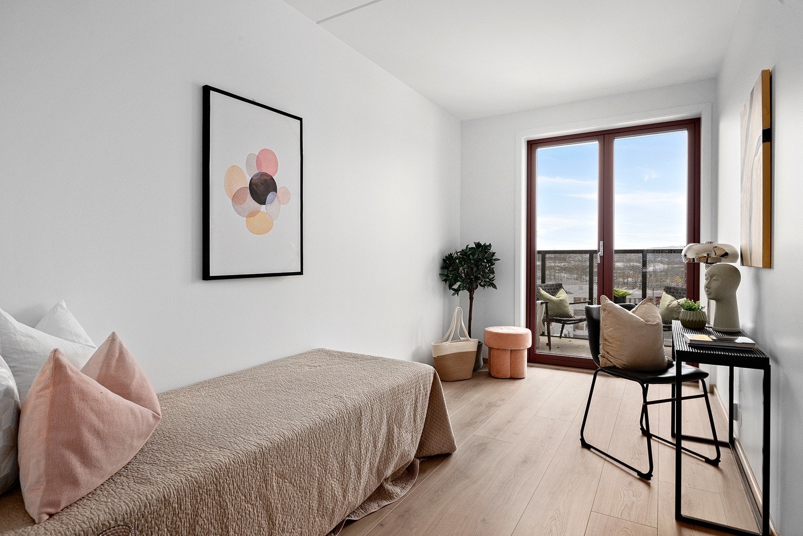 Romslig soverom med plass til seng, nattbord og garderobeløsning. Galleribilde