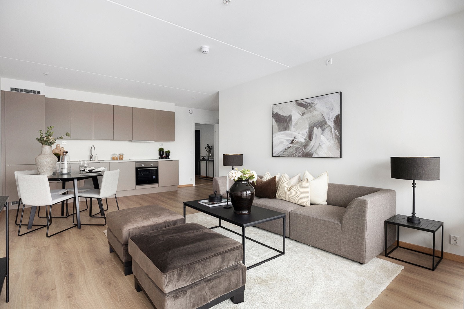 Praktisk åpen stue- og kjøkkenløsning skaper et sosialt allrom. Galleribilde