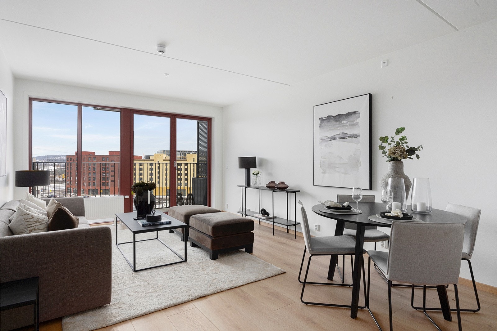 Store vindusflater som slipper inn godt med lys. Galleribilde