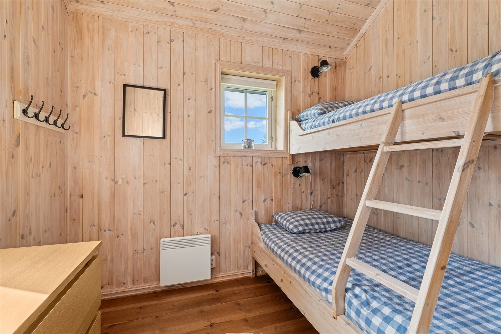 To av soverommene er innredet med plassbygde køyesenger. Galleribilde