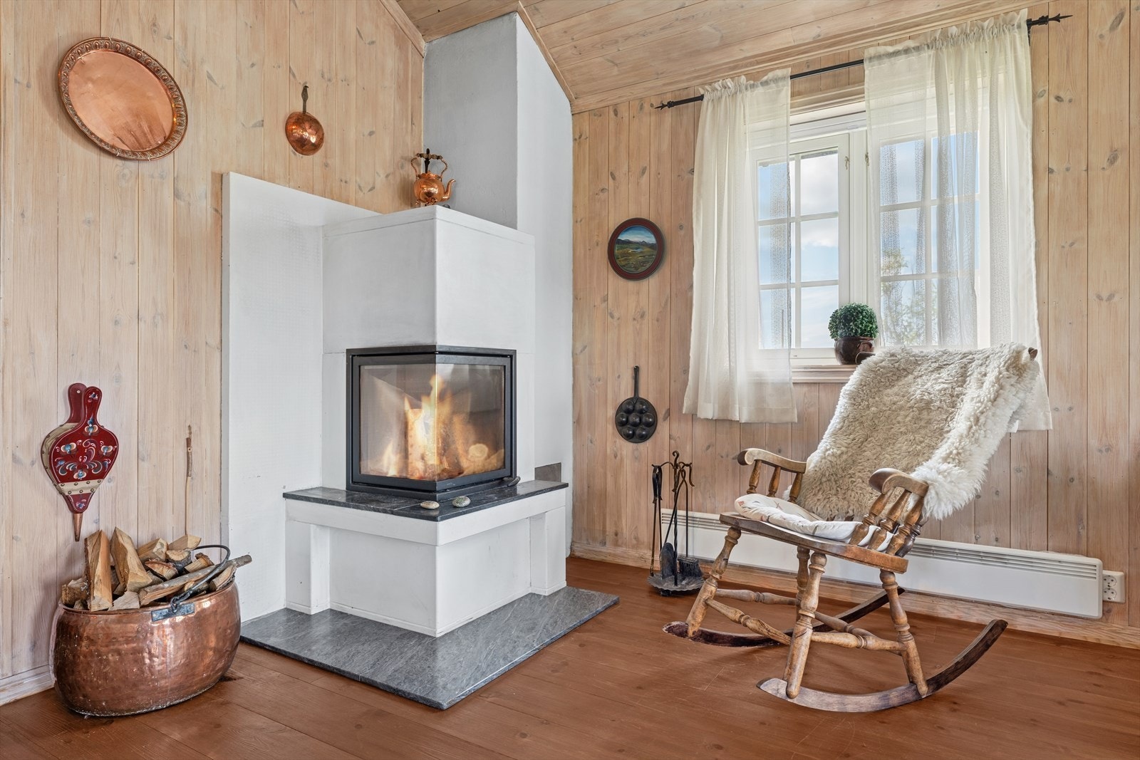 Den moderne peisovnen gir den riktige hyttestemningen og varmer godt etter en lang dag i skiløypa. Galleribilde