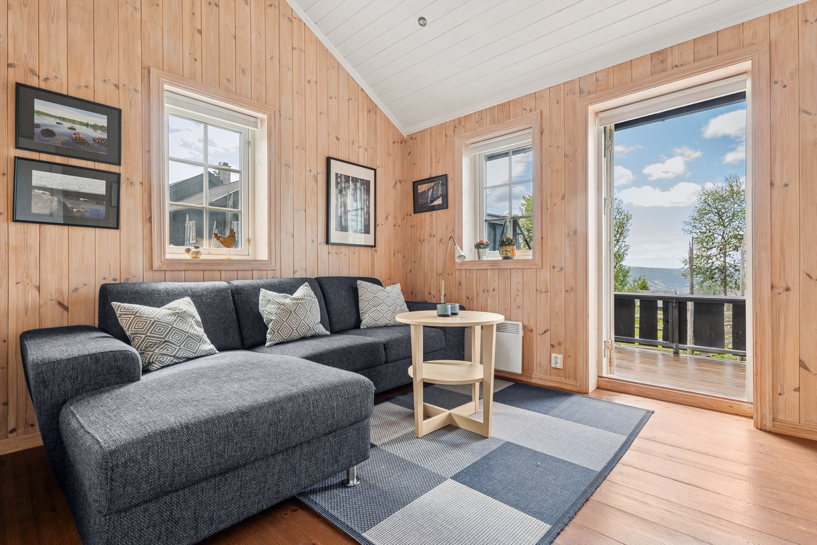Her er det god plass til sofagruppe og tilhørende møblement, samt at det er utgang til en skjermet og solrik veranda på 6,7 kvm. Galleribilde