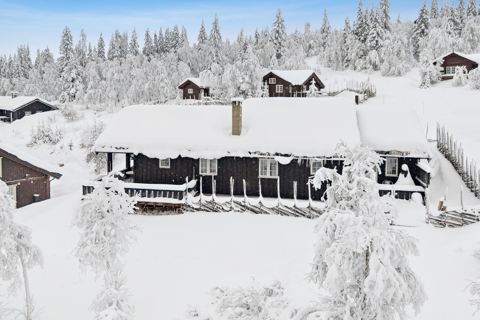 Hytta har en utmerket og solrik beliggenhet i et velutviklet og ettertraktet hyttefelt, med umiddelbar tilgang til både fantastiske turterreng og nydelig utsikt. Galleribilde