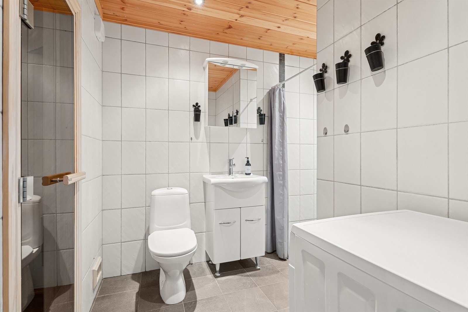 Badet er fra byggeåret og har flislagte overflater med behagelig gulvvarme. Galleribilde