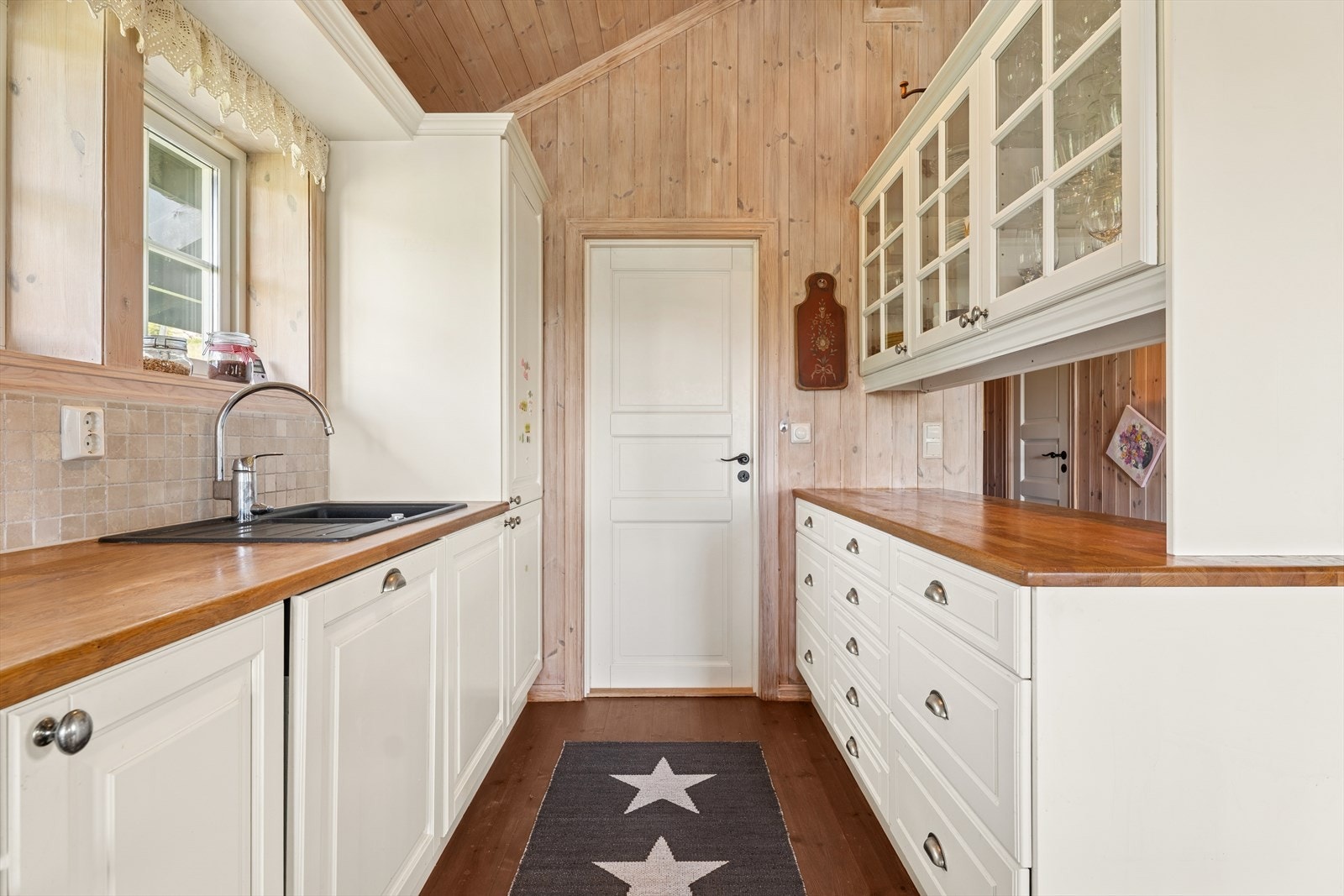 Videre er kjøkkenet utstyrt med integrert Bosch stekeovn med nedfelt keramisk koketopp, helintegrert Bosch kjøl-/fryseskap og helintegrert Bosch oppvaskmaskin fra 2021. Galleribilde