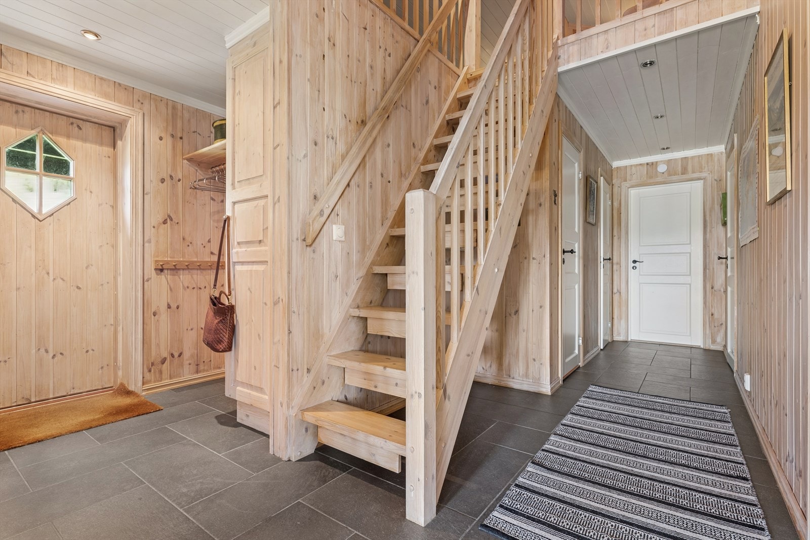 Vel innenfor døren blir du møtt av en entré med god plass til yttertøy og sko. Galleribilde
