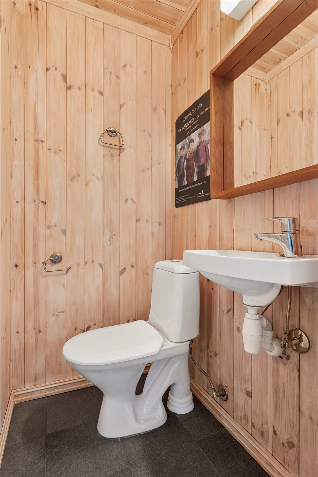Hytta inneholder også et separat toalettrom med gulvmontert toalett og vegghengt håndvask. Galleribilde