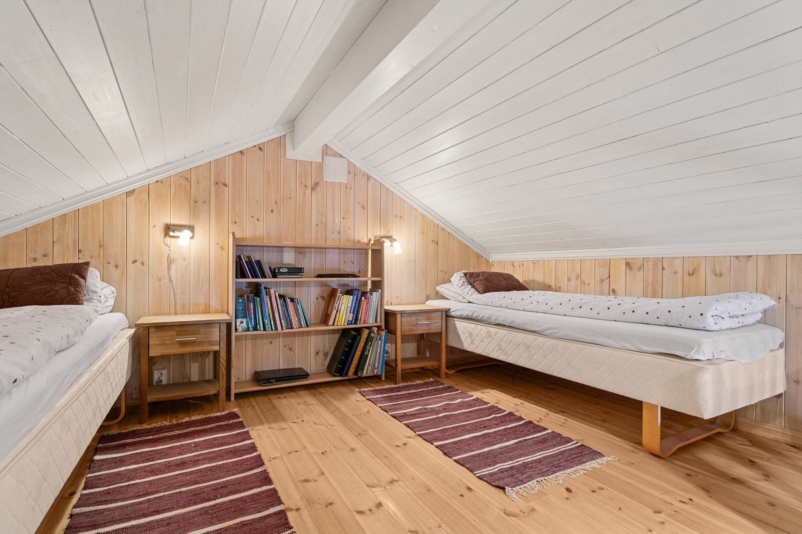 Det gjøres oppmerksom på at hemsen ikke er godkjent for varig opphold, da den mangler alternativ rømningsvei ved eventuell brann. Galleribilde