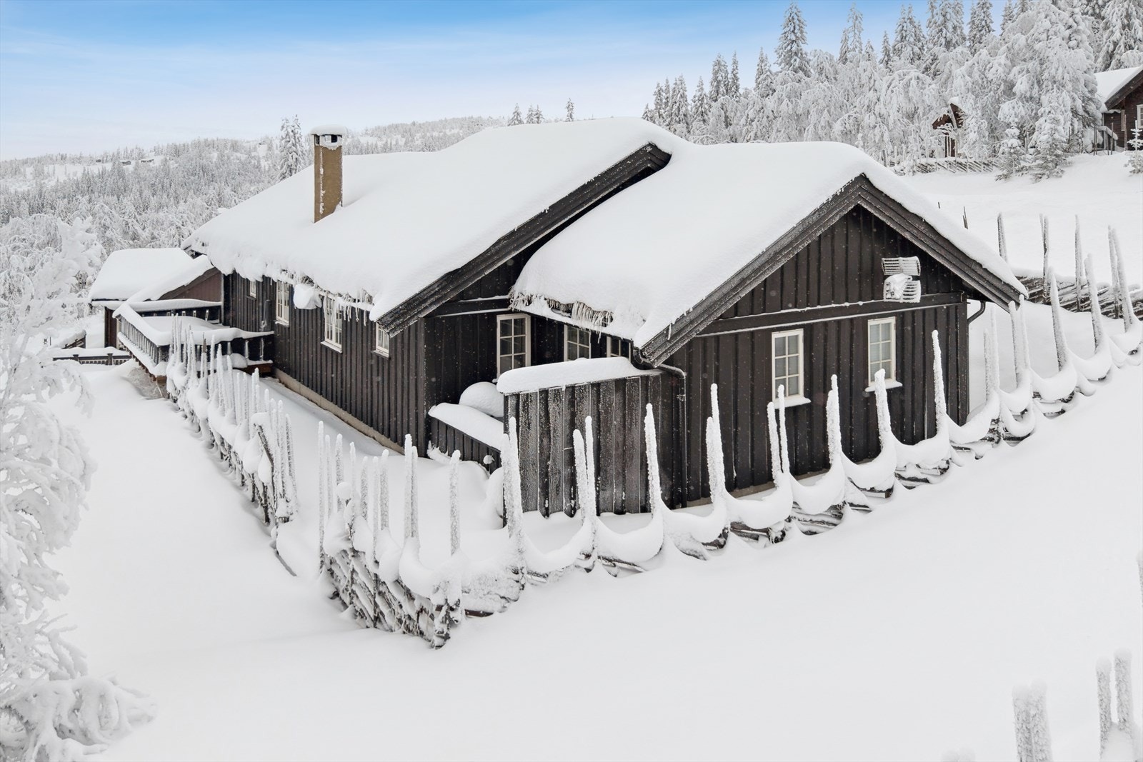 Hytta har en romslig naturtomt på 974m2 hvorav deler av denne er inngjerdet. Galleribilde