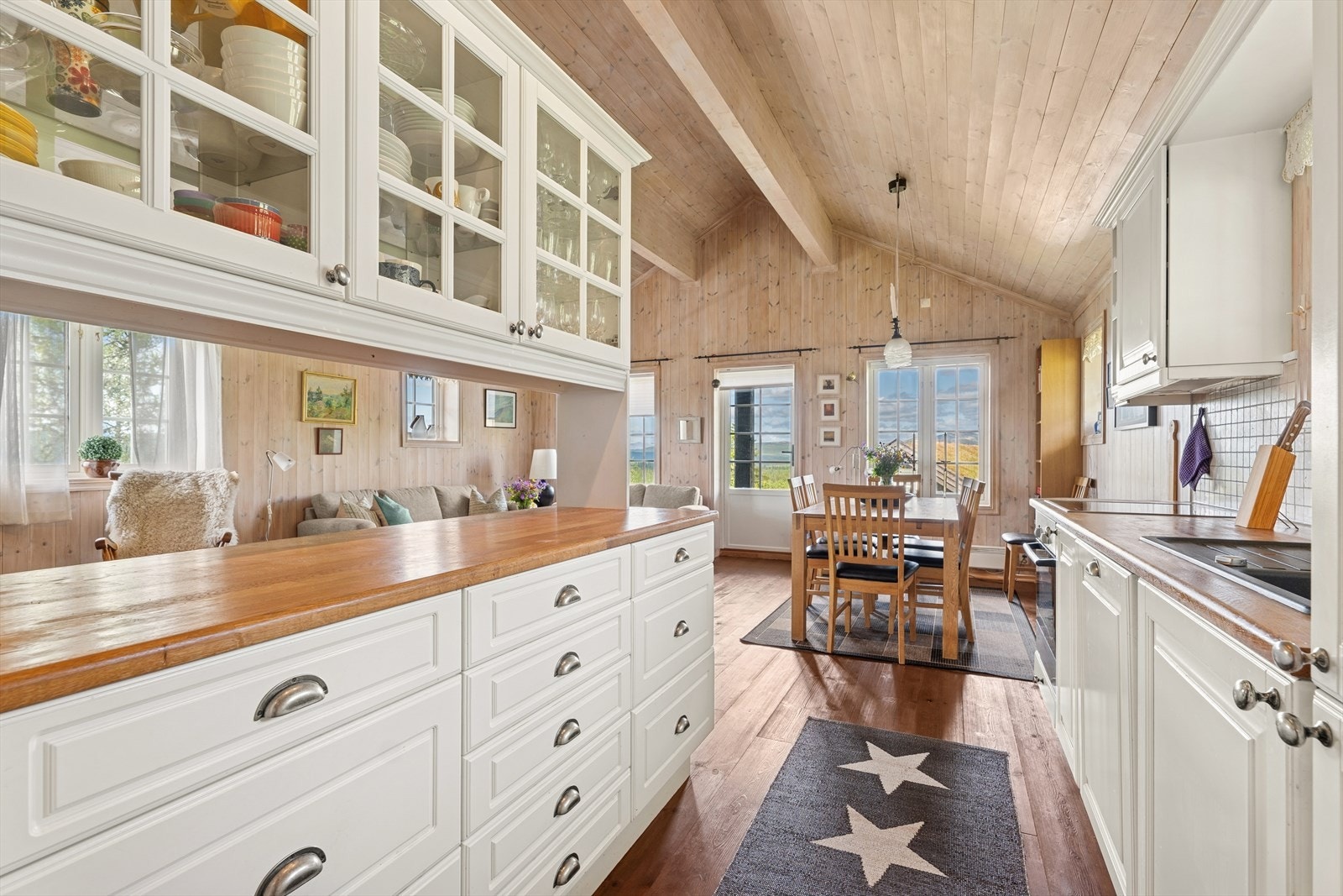 Kjøkkenet ligger i åpen løsning med stuen, noe som gjør det enkelt å kombinere matlaging med sosialt samvær. Galleribilde