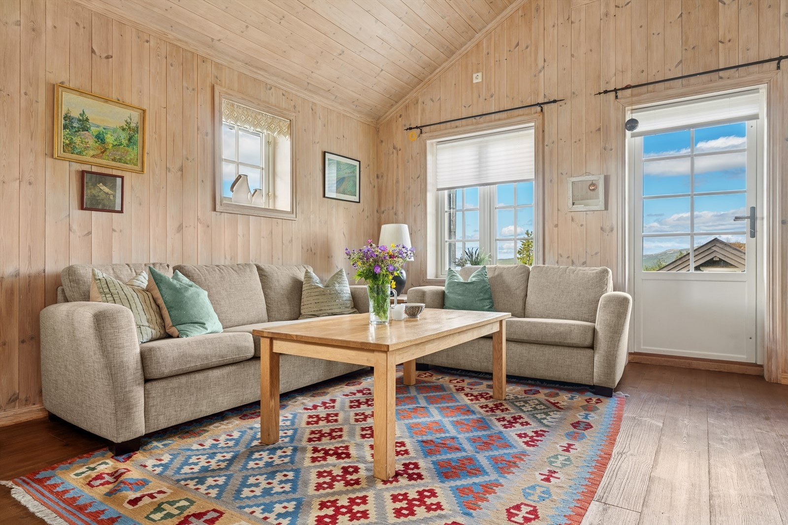 De mange vinduene, kombinert med god takhøyde, skaper en lys og luftig atmosfære. Galleribilde