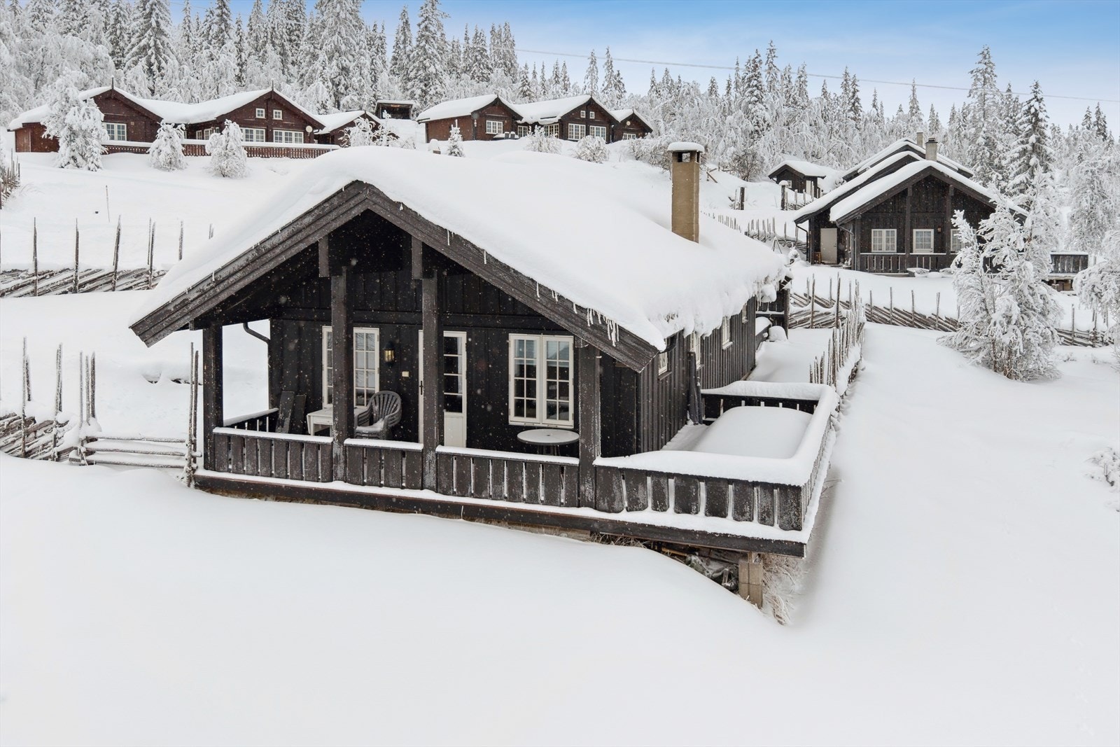 Fra hovedstuen er det utgang til en stor terrasse på ca. 23 kvm, som er delvis overbygd. Galleribilde