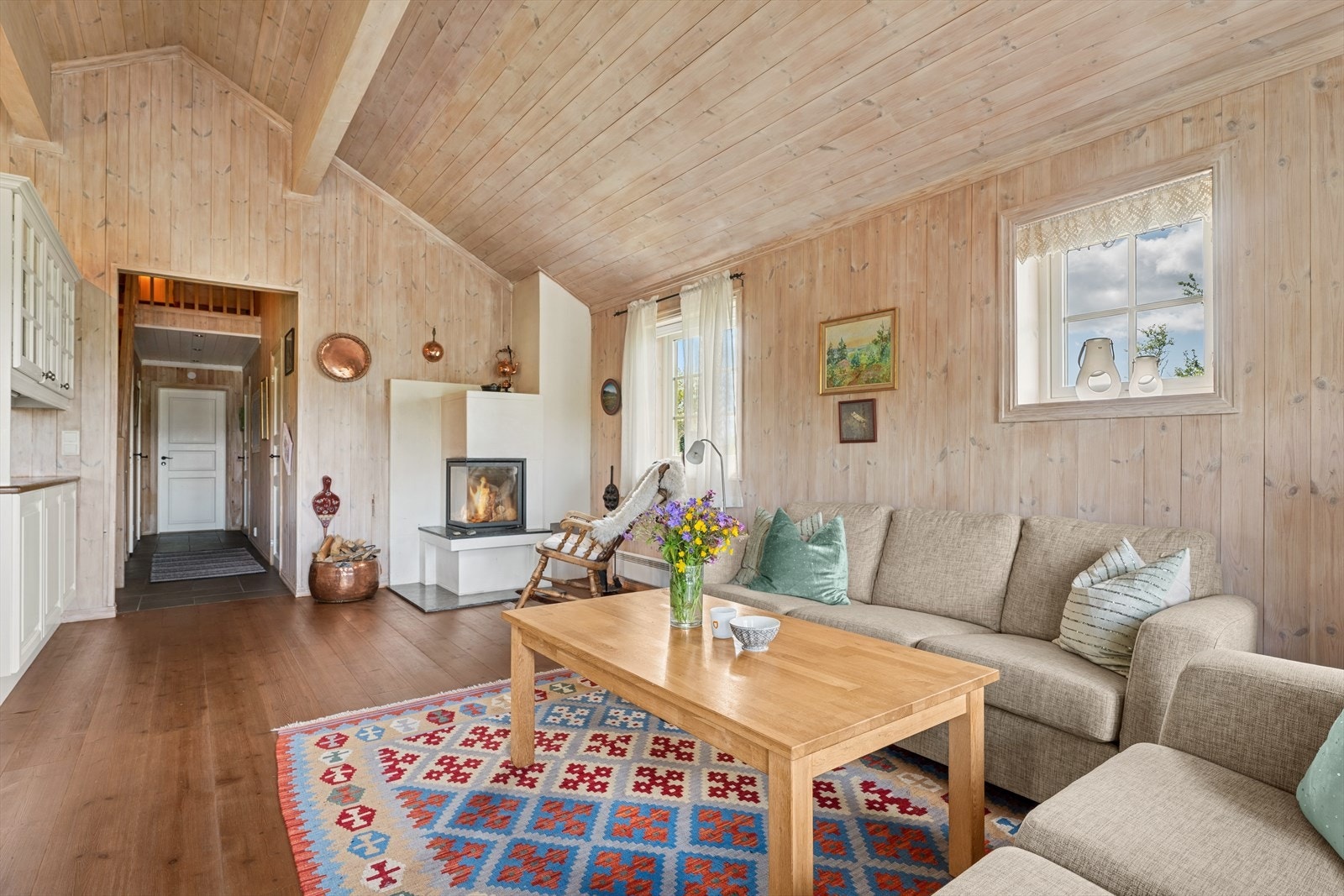 Stueområdet er åpent og romslig, med flere soner som gir gode møbleringsmuligheter. Galleribilde