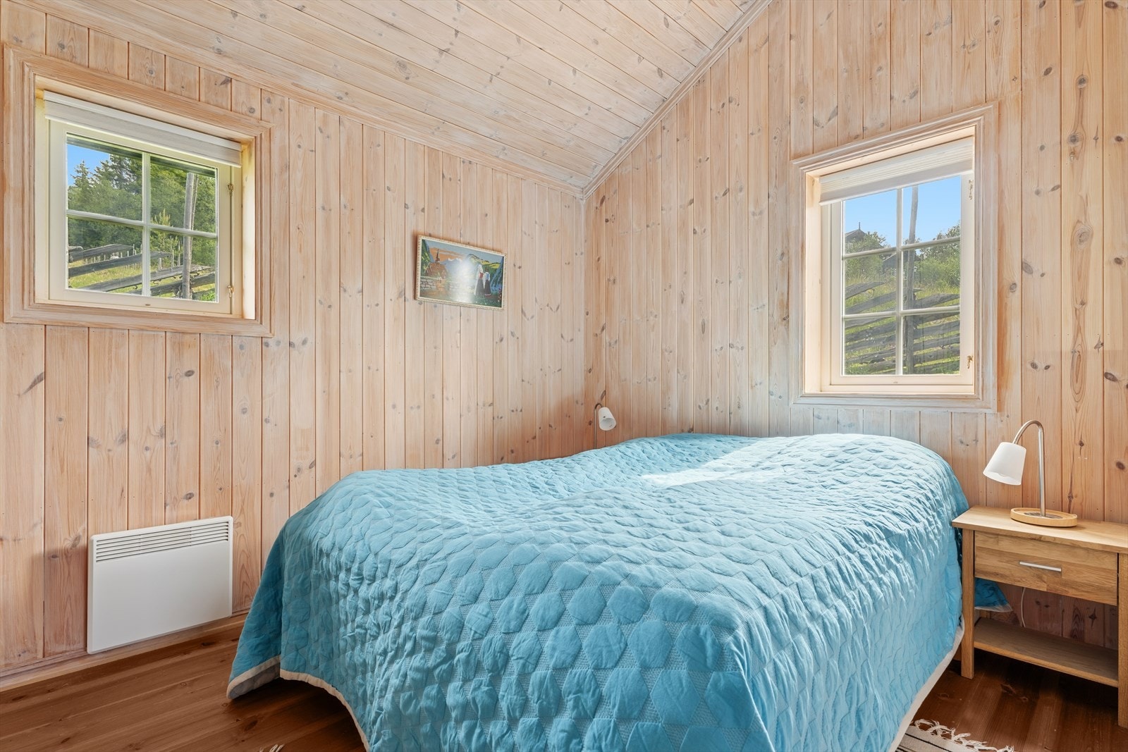 Videre inneholder hytta tre gode soverom med plass til dobbeltseng og tilhørende møbler, samt oppbevaringsmøbler. Galleribilde