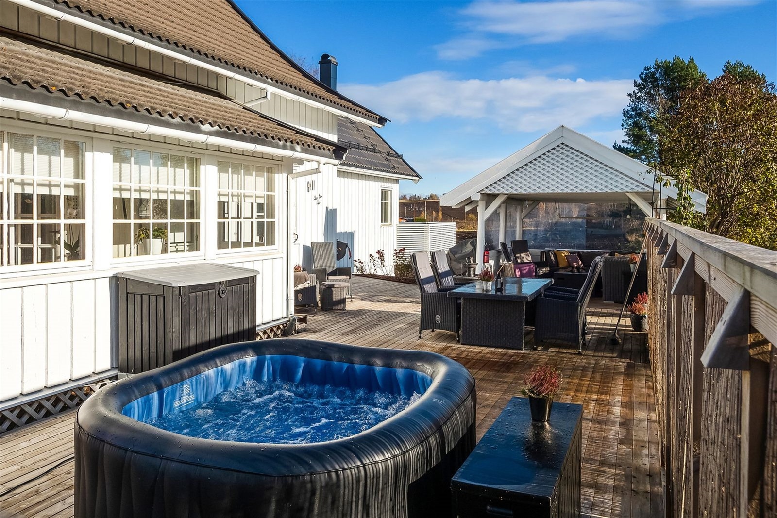 På terrassen er det også plass til m-spa eller Jacuzzi i tillegg til flere hyggelige utesoner Galleribilde