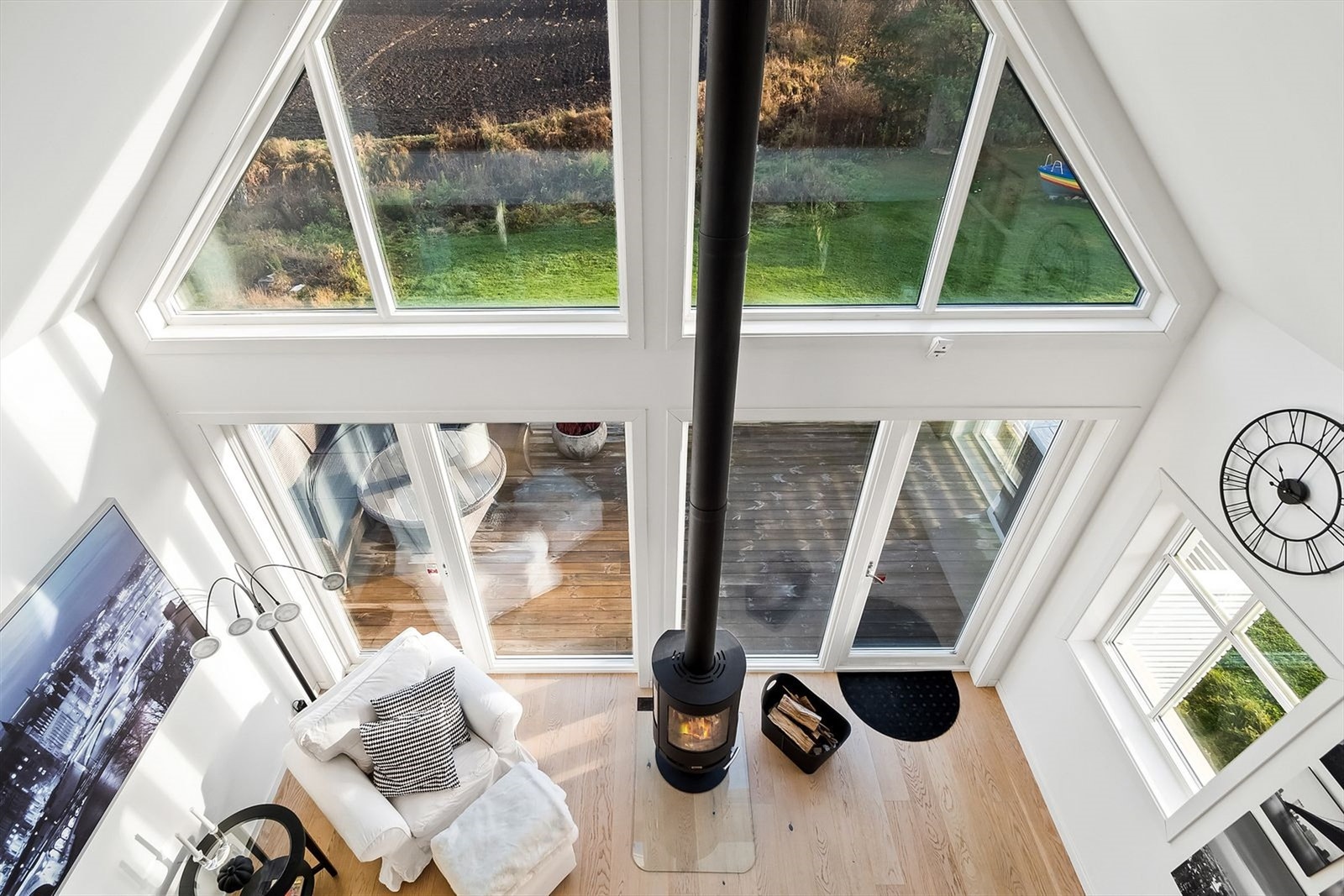 I den nyeste delen er det åpent opp til hemsen, som gir rommet en helt fantastisk takhøyde Galleribilde