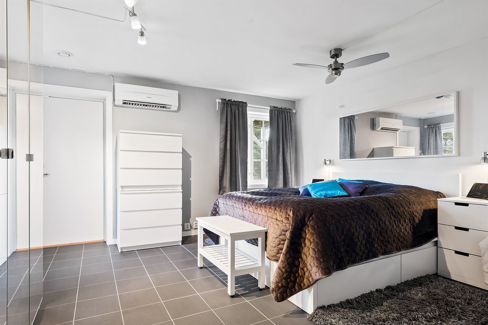 Soverom i underetasje i den nyeste delen tilknyttet et bad og trappegang. Galleribilde