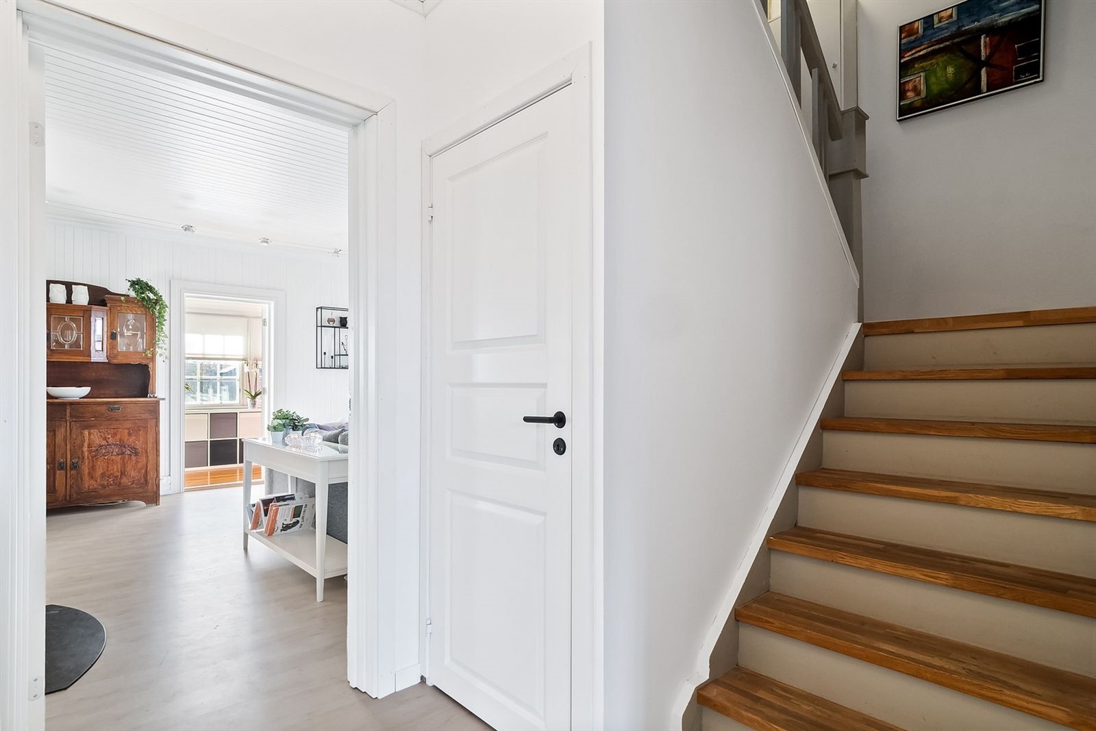 Boligen bærer preg av en gjennomgående lys og moderne standard. Galleribilde