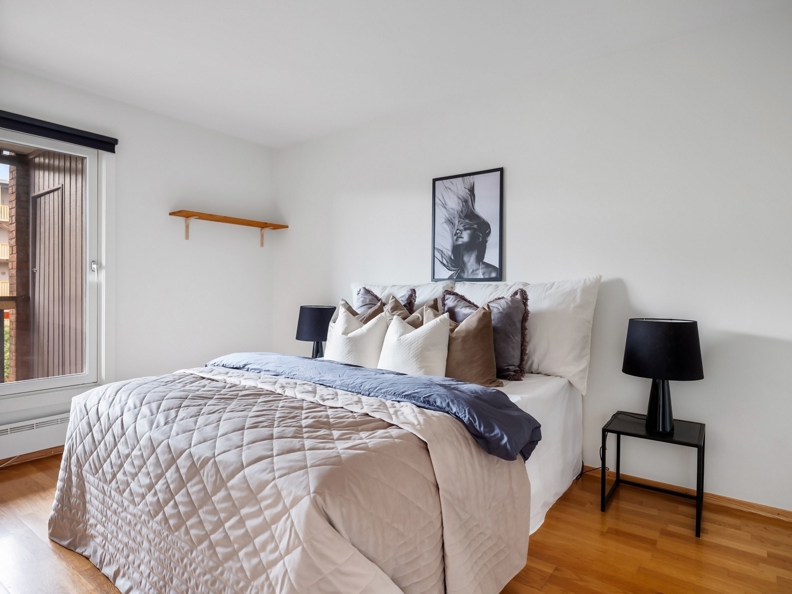 Leiligheten har et lyst og romslig hovedsoverom med god plass til dobbeltseng, nattbord og tilhørende møblement. Galleribilde