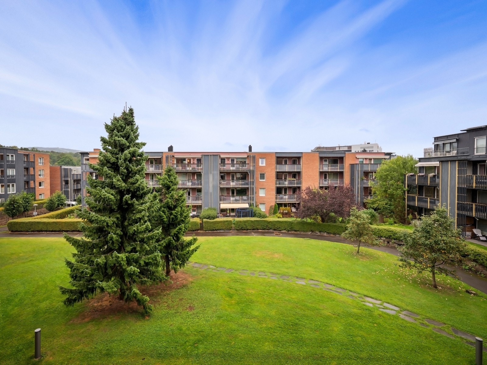 Det medfølger garasjeplass i felles, lukket garasjeanlegg. Galleribilde