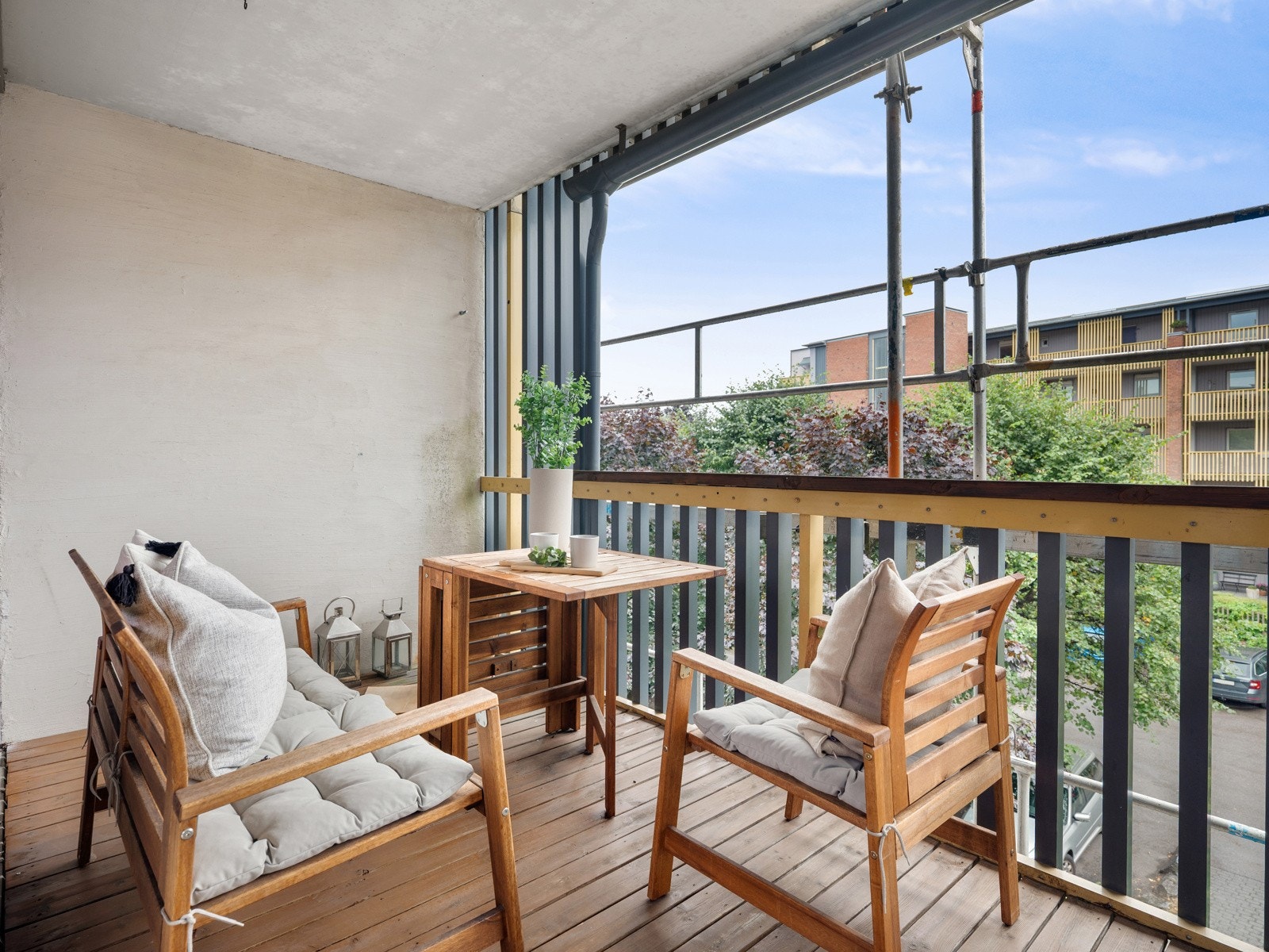 Fra stuen er det direkte utgang til en hyggelig balkong på hele 11 kvm som gir en fin forlengelse av oppholdsrommet i sommerhalvåret. Galleribilde