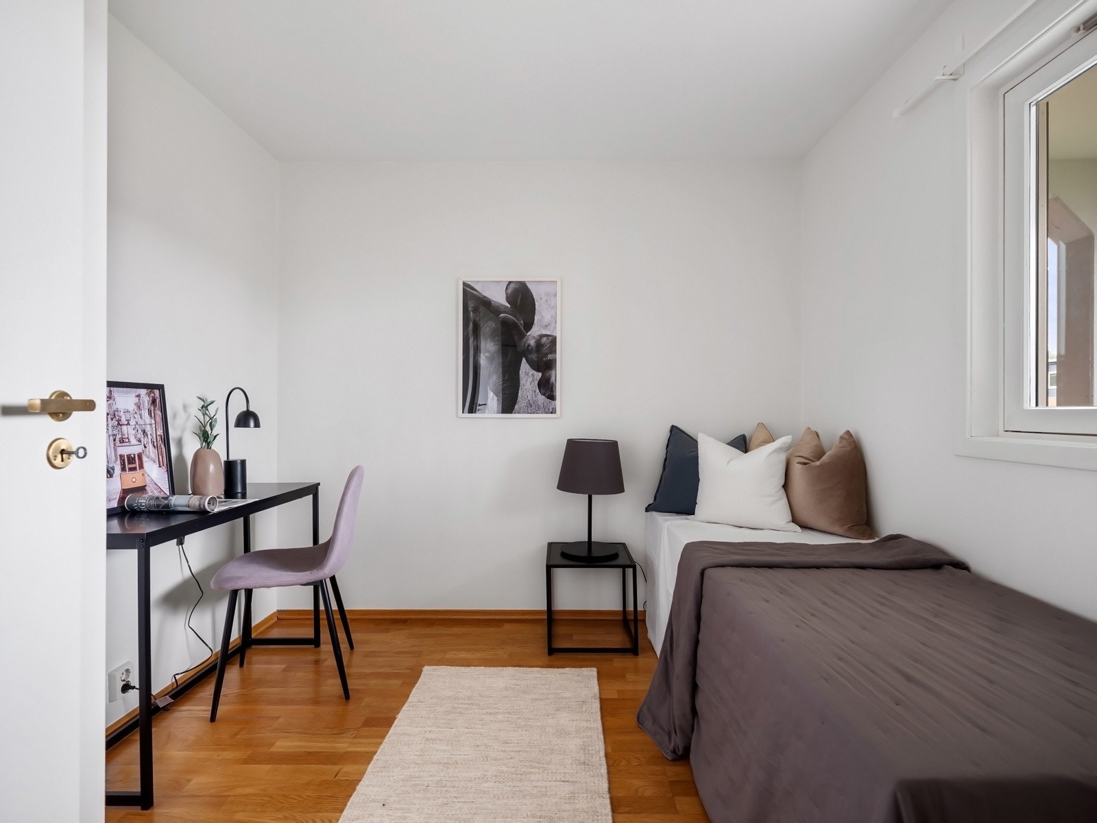 Det andre soverommet er lyst og passer godt som barnerom, gjesterom eller hjemmekontor. Galleribilde