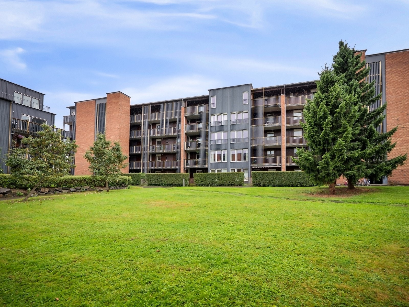 Området gir et godt inntrykk med pent vedlikeholdte uteområder. Galleribilde