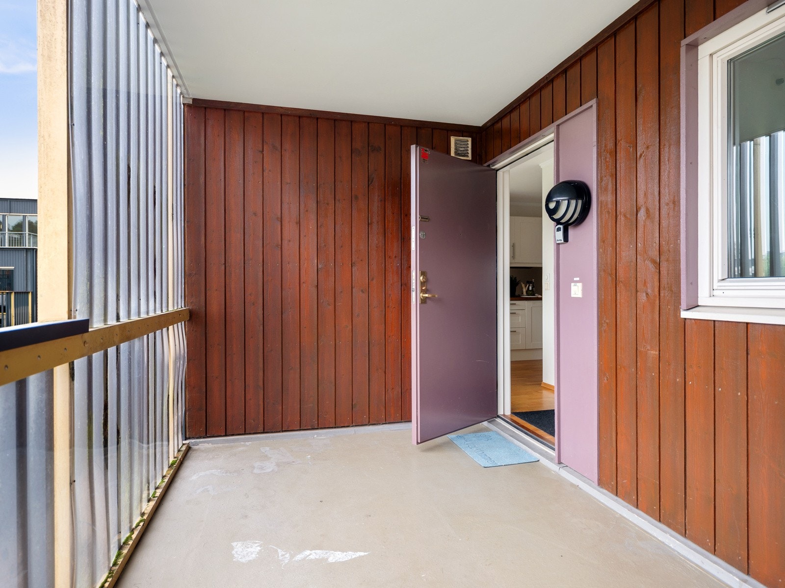 Boligen har vinduer og balkongdør med 2-lags glass fra 2022. Galleribilde