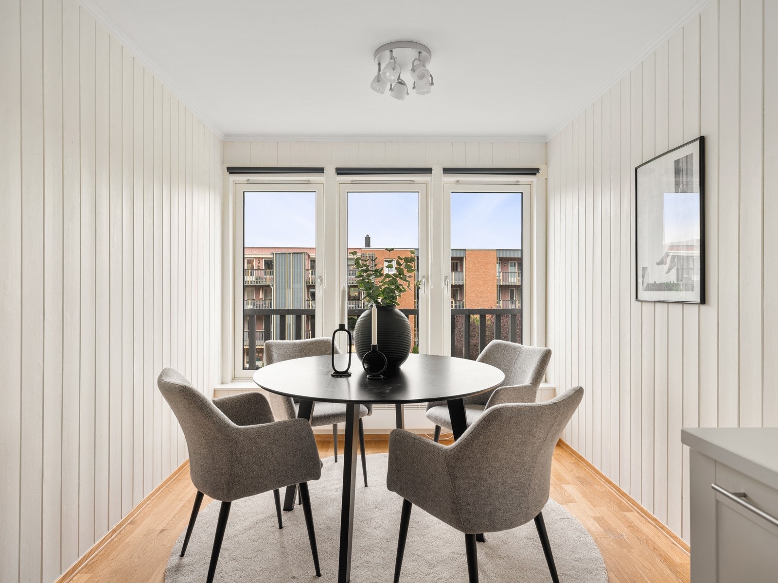 I tilknytning til kjøkkenet er det plass til spisebord ved vinduet. Her kan man være sosial med gjestene mens maten tilberedes. Galleribilde