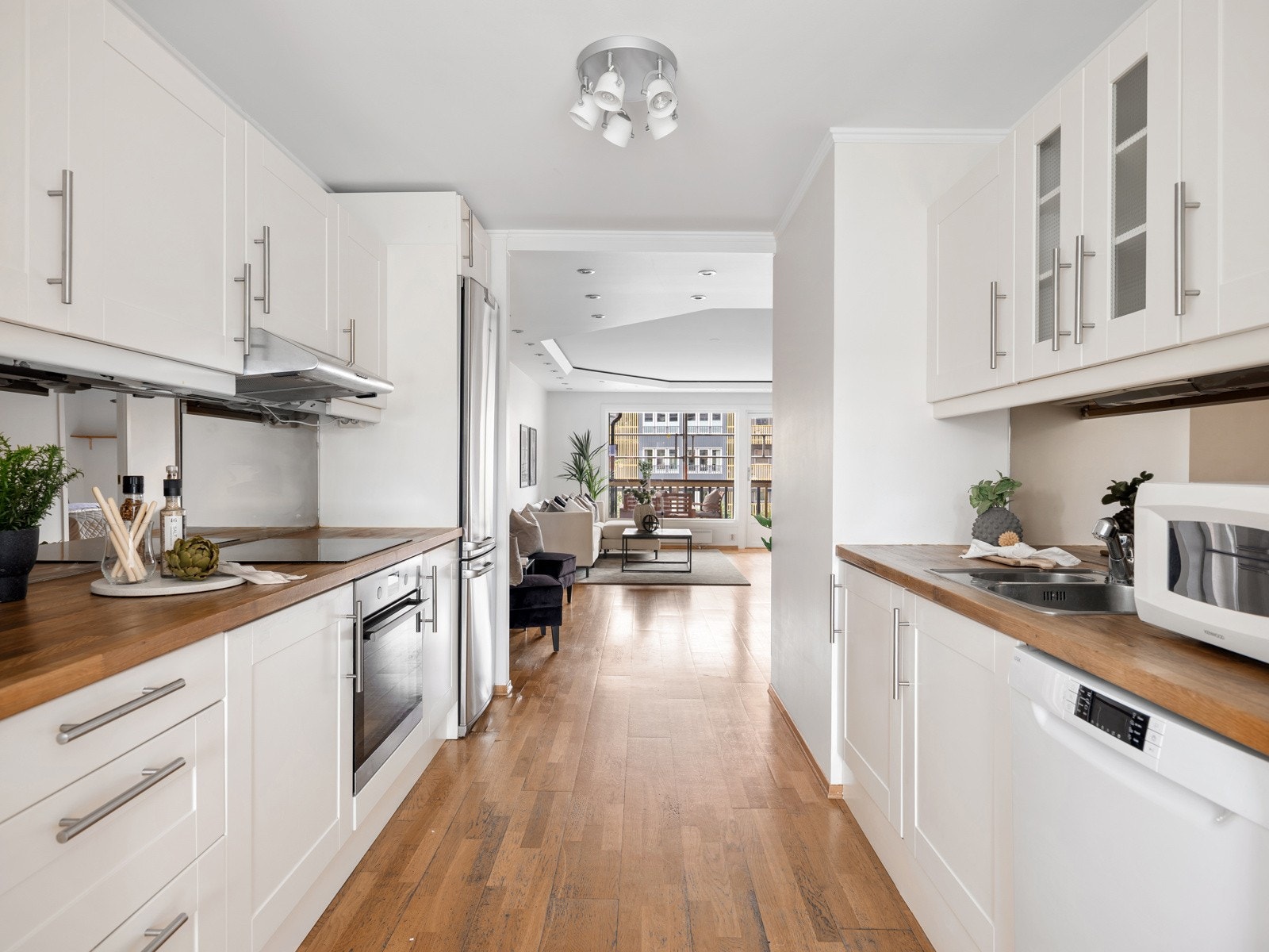 Det er integrert komfyr og platetopp, samt frittstående kjøleskap og oppvaskmaskin. Galleribilde