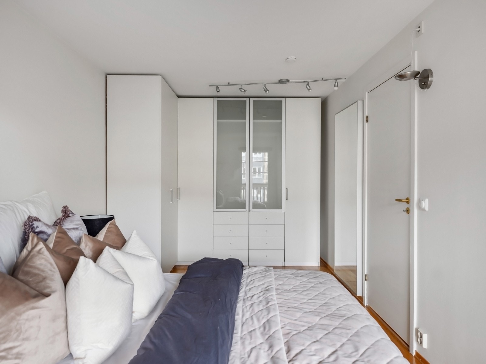 Det er også plass til garderobeløsning for praktisk oppbevaring. Galleribilde