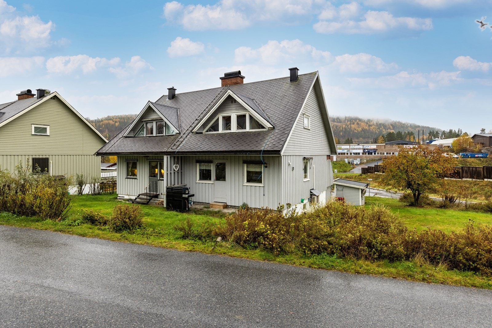 Fra eiendommen er det kort vei til barnehage, barne- og ungdomsskole, videregående skole, butikker og de fleste servicetilbud. Galleribilde