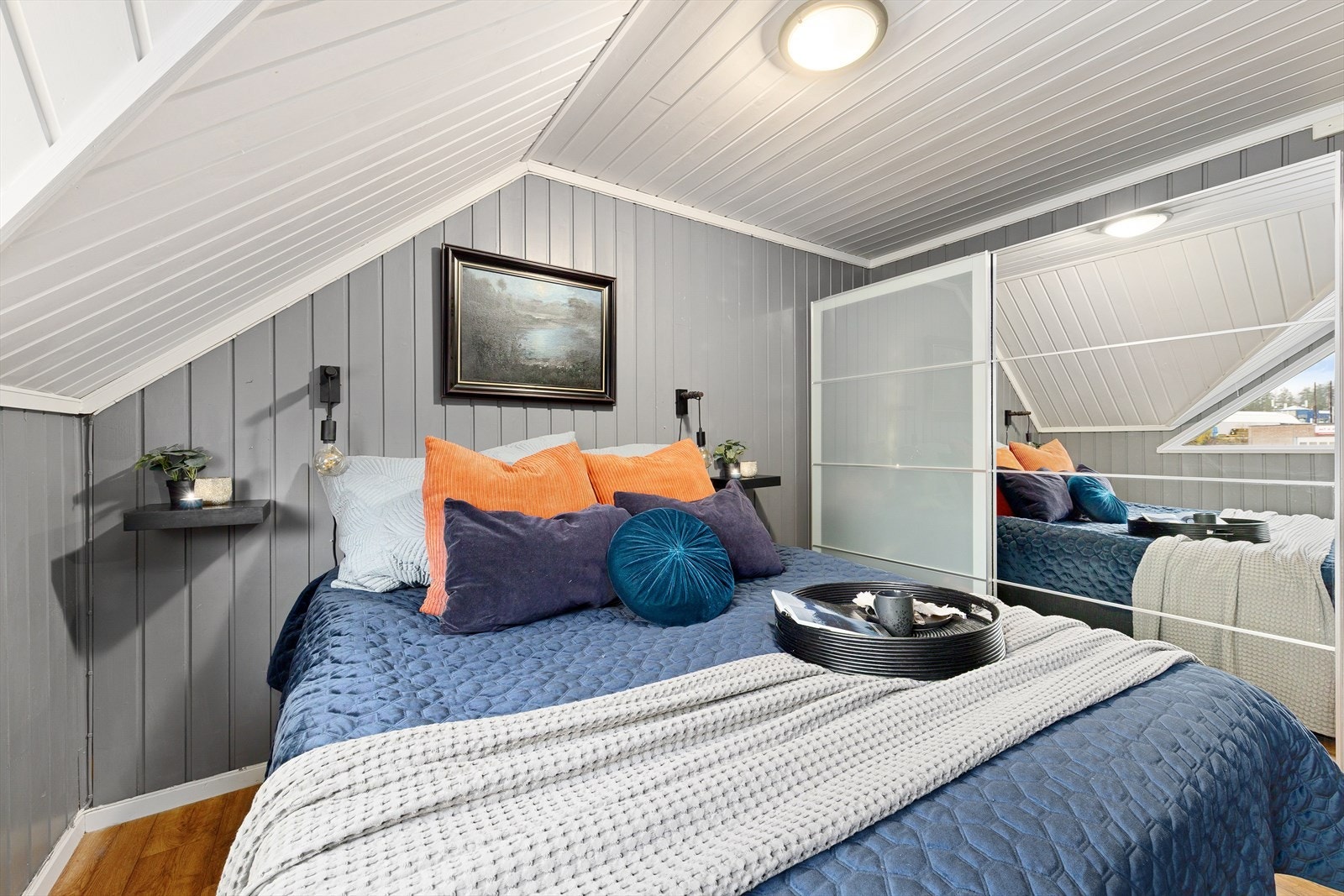 Soverommet er innredet med dobbeltseng med tilhørende nattbord og garderobeløsning. Galleribilde