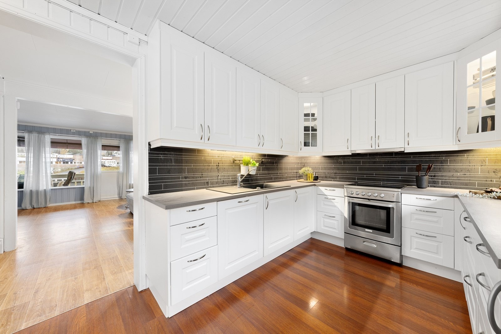 Integrert oppvaskmaskin, frittstående komfyr og kjøl/fryseskap. Kitchen-board montert over benkeplate. Kjøkkeninnredning er montert av tidligere eier i 2013. Galleribilde