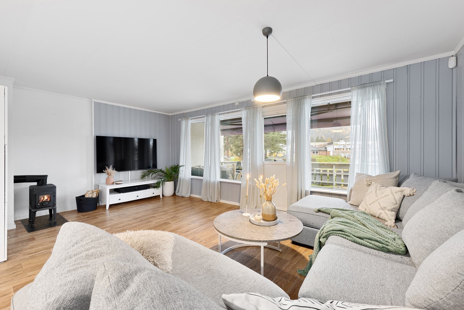 Det er vedovn og varmepumpe i stuen. Galleribilde