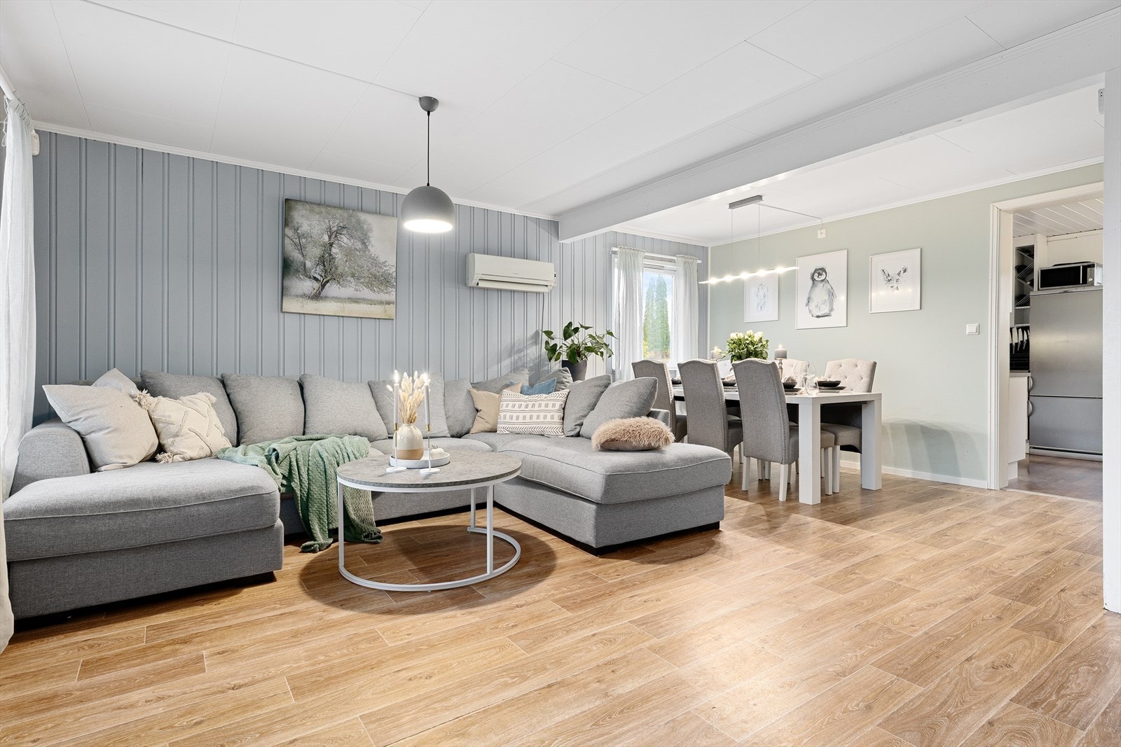 Med god plass til både spisebord og sittegruppe, er dette et fleksibelt område som passer perfekt for både avslapning og samvær. Galleribilde