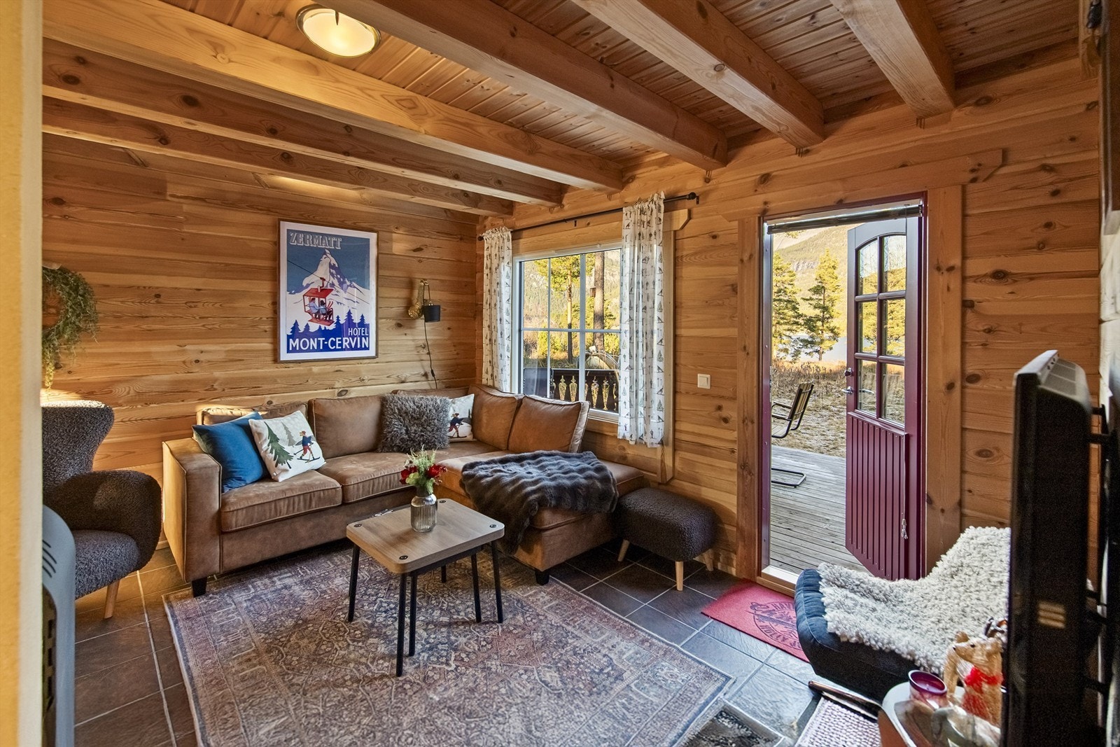 Utgang til deilig terrasse fra stuen Galleribilde