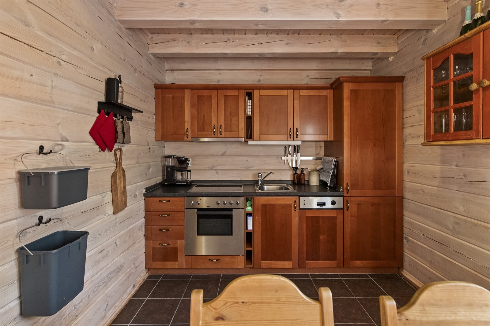 Praktisk kjøkken integrerte hvitevarer fra byggeår Galleribilde