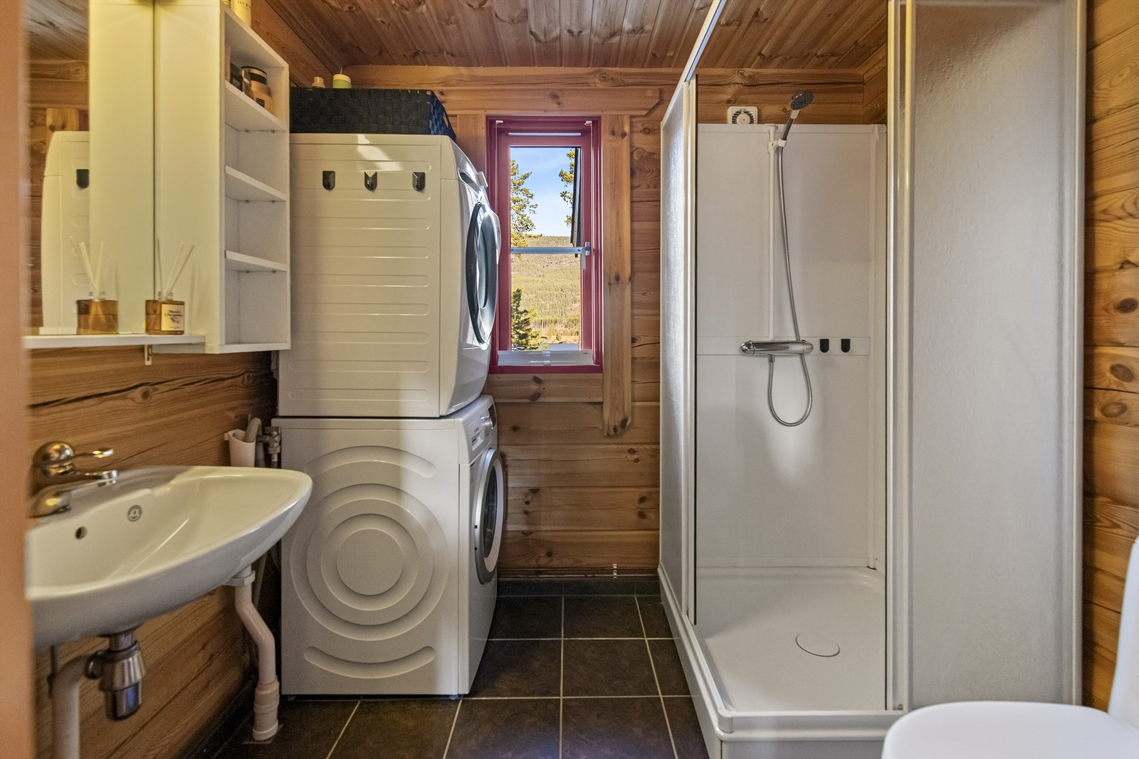 Badet er praktisk innredet med wc, servant og dusjkabinett Galleribilde