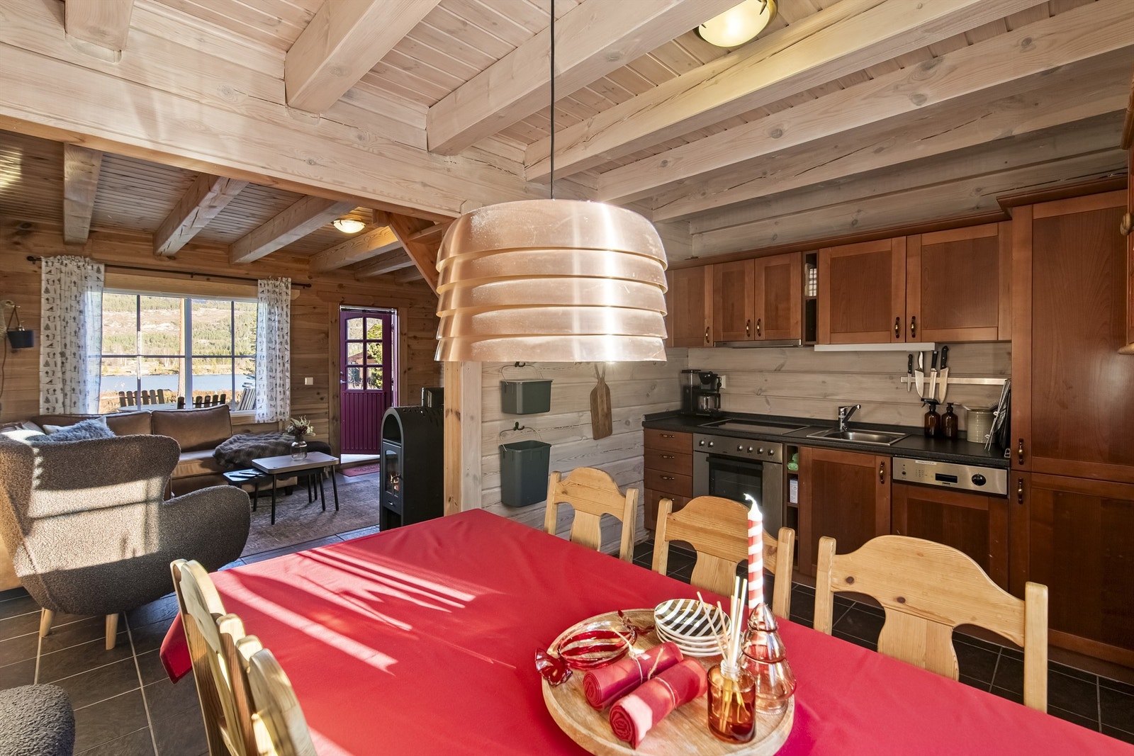 Praktisk kjøkken med god plass til spisestuen Galleribilde