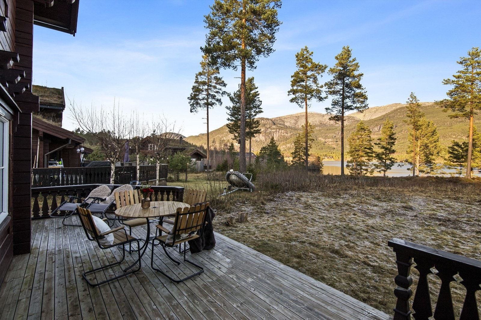 Uforstyrret utsikt til fjell og vann Galleribilde