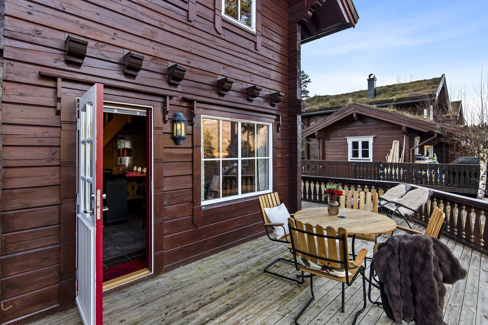 Man har tilgang til terrassen fra både stue og entrè Galleribilde