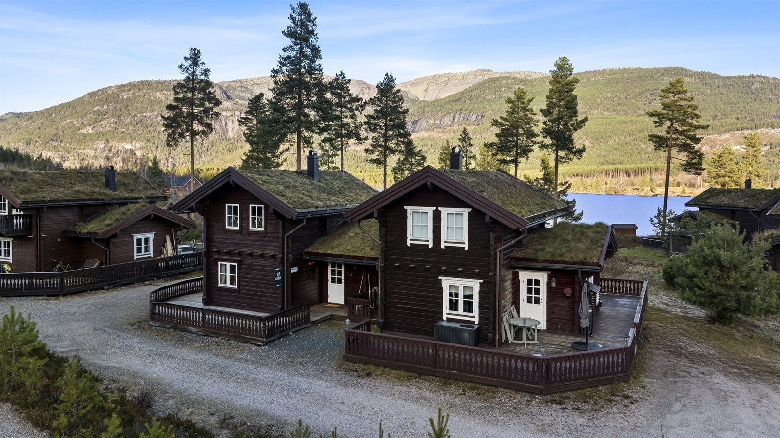 Hytten ligger fint til med god plass til parkering Galleribilde