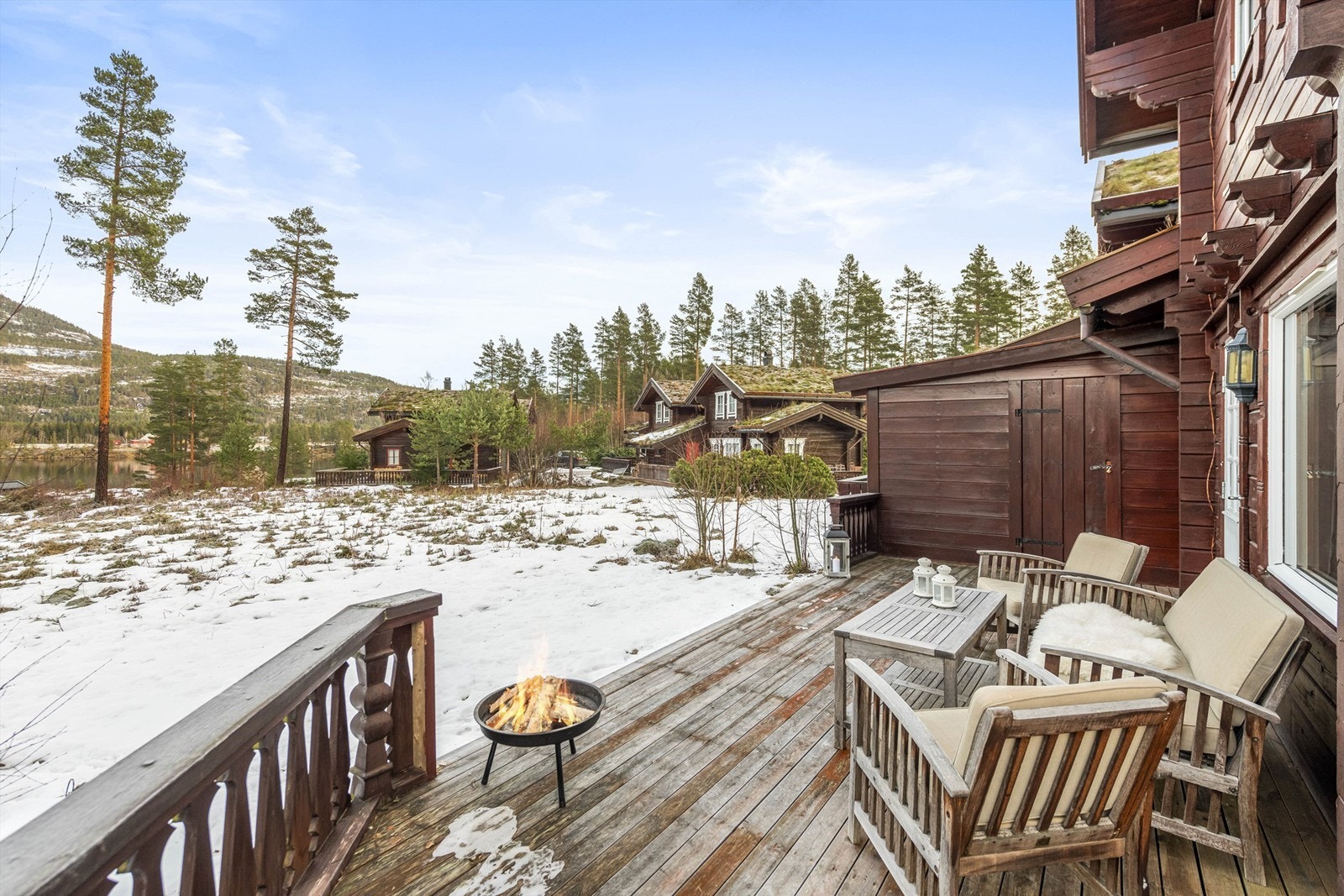 Uteplassen innbyr til hygge uten særlig innsyn, sommer som vinter! Galleribilde