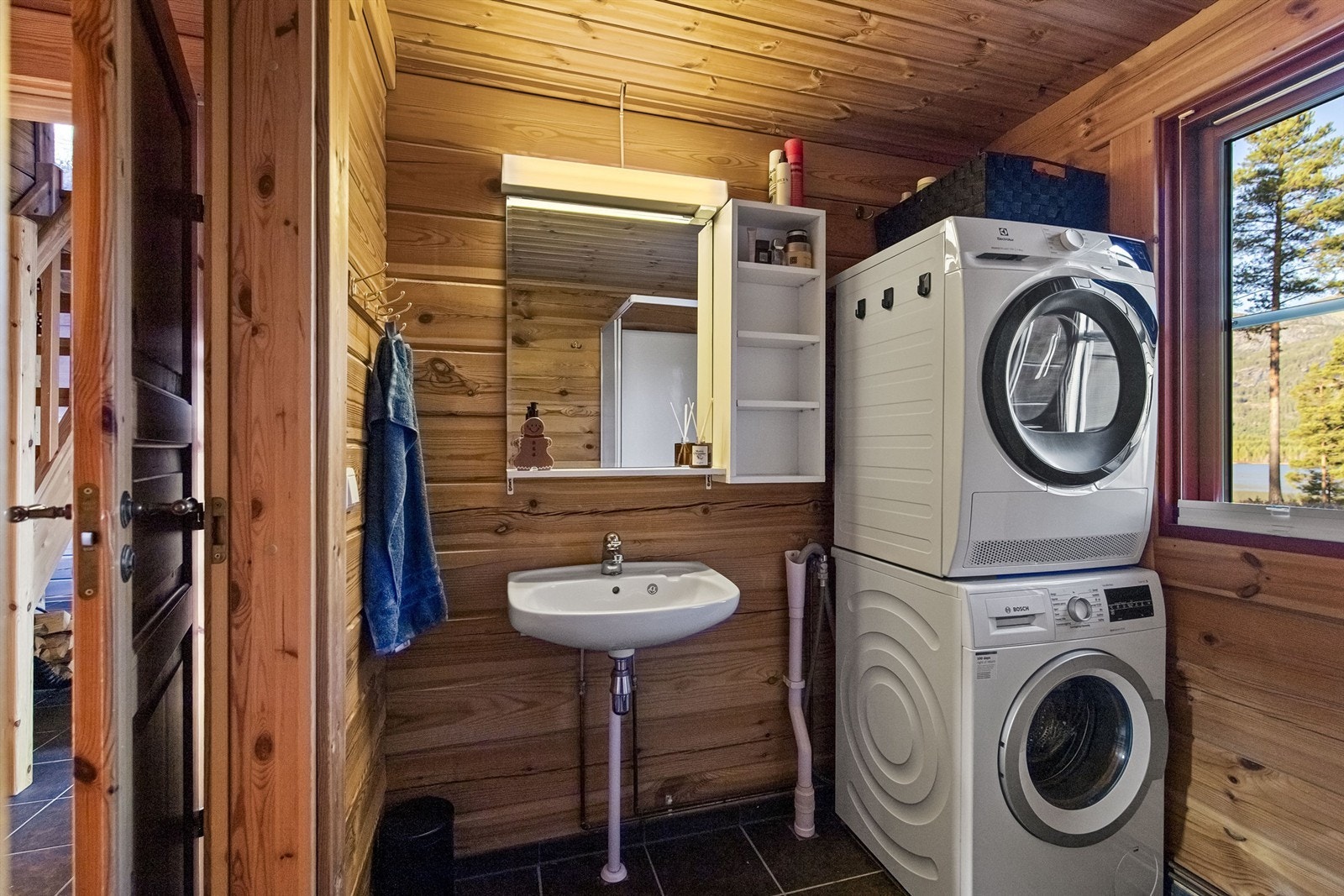 Badet er beliggende i hovedetasjen og har plass til vaskemaskin/tørketrommel Galleribilde